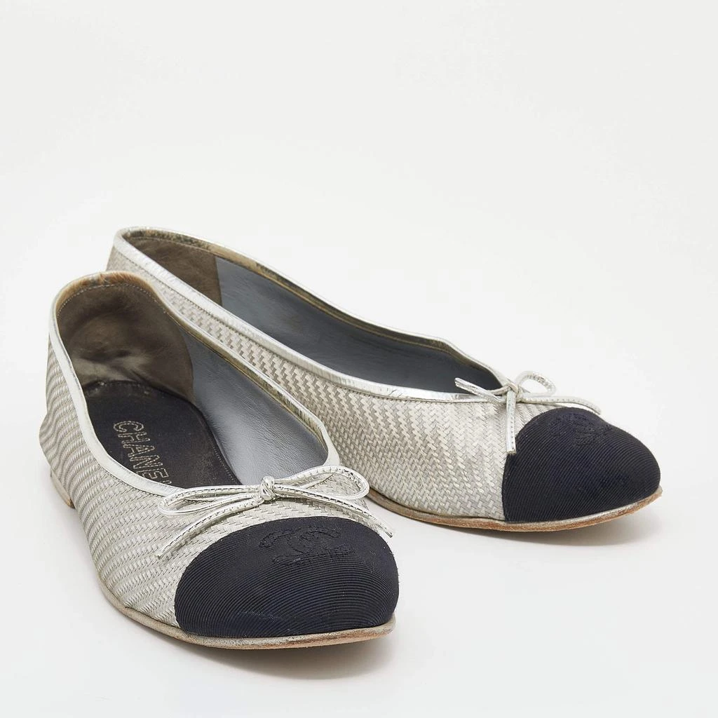 商品[二手商品] Chanel|Chanel Silver/Black Woven Fabric And Leather CC Cap Toe Bow Ballet Flats Size 39,价格¥1527,第4张图片详细描述