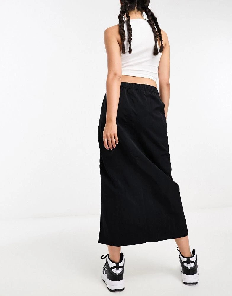 商品NIKE|Nike mini swoosh woven cargo maxi skirt in black,价格¥184,第3张图片详细描述