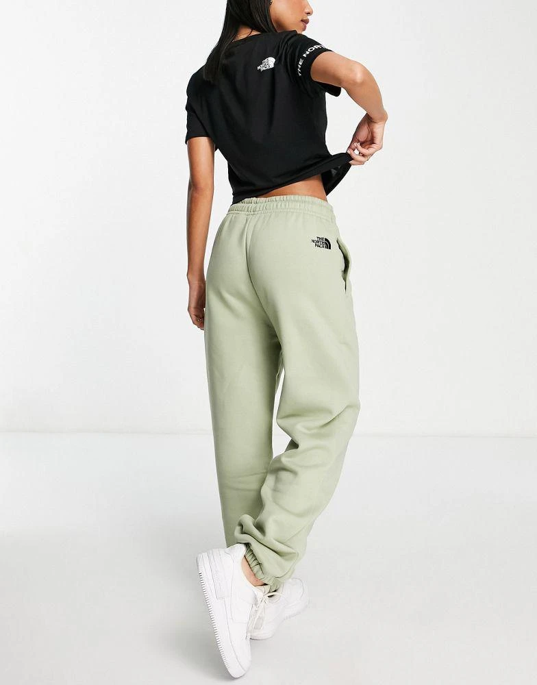 商品The North Face|The North Face Essential joggers in green Exclusive at ASOS,价格¥347,第2张图片详细描述