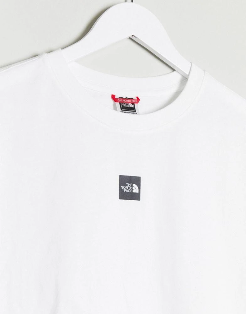 商品The North Face|The North Face Central Logo cropped t-shirt in white Exclusive at ASOS,价格¥126,第4张图片详细描述