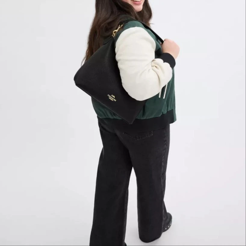 商品[国内直发] Coach|蔻驰 Laurel 31 徽标Logo拉链开合 鹅卵石皮革 手提斜挎单肩包 大号 女款 金色拼黑色,价格¥2945,第6张图片详细描述