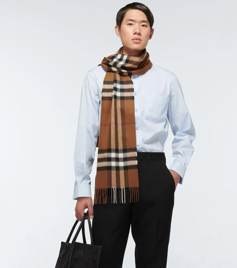 商品Burberry|经典格纹羊绒围巾,价格¥4906,第2张图片详细描述