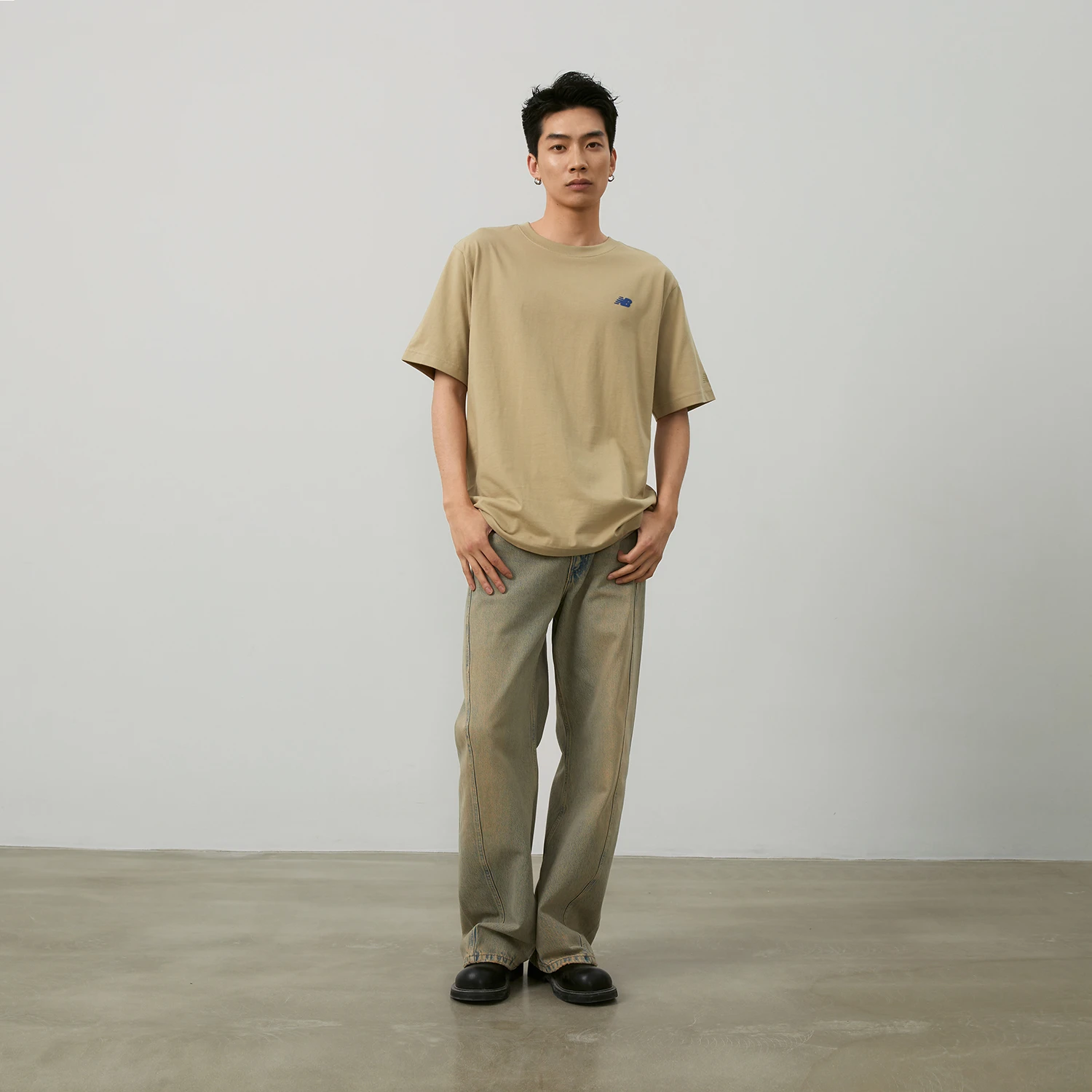 商品[国内直发] New Balance|x PK设计师联名款 向心生活插画系列 春日限定彩色印花漫画跑步健身训练舒适透气半袖T恤 男女同款 卡其色,价格¥293,第4张图片详细描述