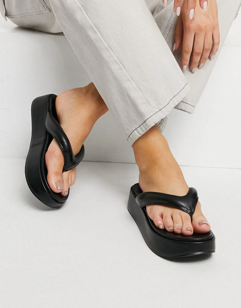 商品ASOS|ASOS DESIGN Ferris chunky flip flop sandals in black,价格¥106,第2张图片详细描述