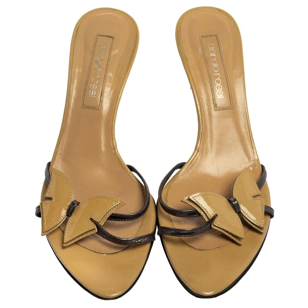 商品[二手商品] Sergio Rossi|Sergio Rossi Beige/Grey Patent Leather Butterfly Curve Heel Slide Sandals Size 38.5,价格¥838,第3张图片详细描述