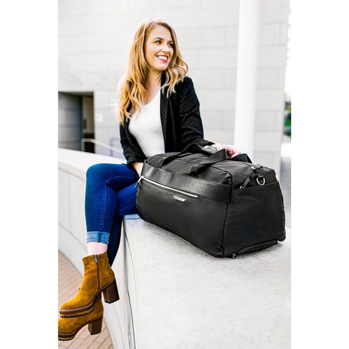 Just Right Wheeled Weekend Duffel Bag 商品