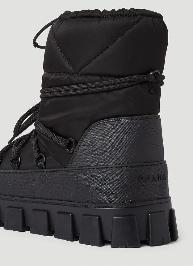 Logo Plaque Snow Boots in Black 商品