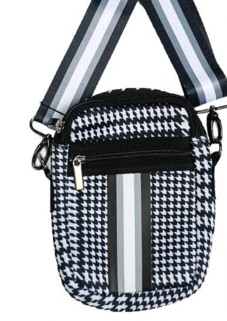 商品Top It Off|Women's Carla Street Crossbody Bag In Black,价格¥300,第2张图片详细描述