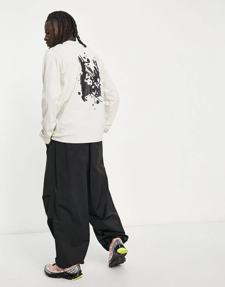 商品Jack Wolfskin|Jack Wolfskin Weinmeister long sleeve t-shirt with back print in off-white,价格¥245,第4张图片详细描述