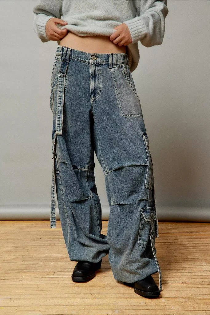 商品BDG|BDG Strappy Balloon Cargo Mid-Rise Jean,价格¥407,第1张图片