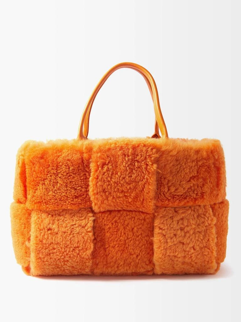 商品Bottega Veneta|The Arco medium leather and shearling tote bag,价格¥28323,第1张图片