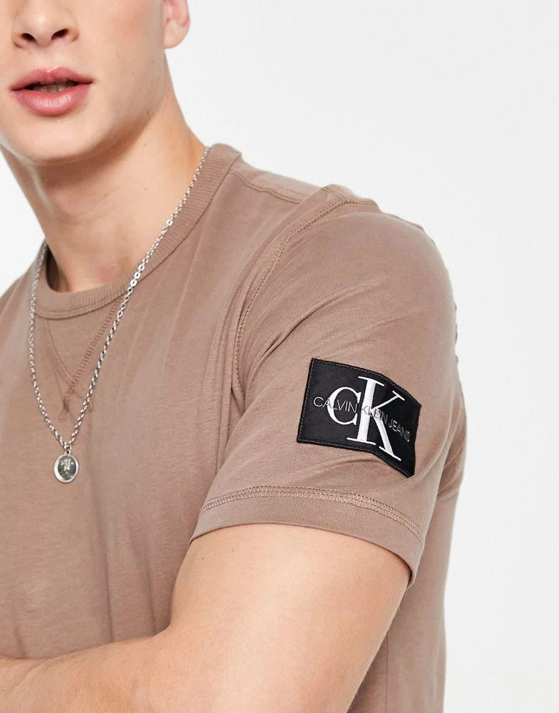 商品Calvin Klein|Calvin Klein Jeans monologo sleeve badge t-shirt in tan,价格¥384,第3张图片详细描述