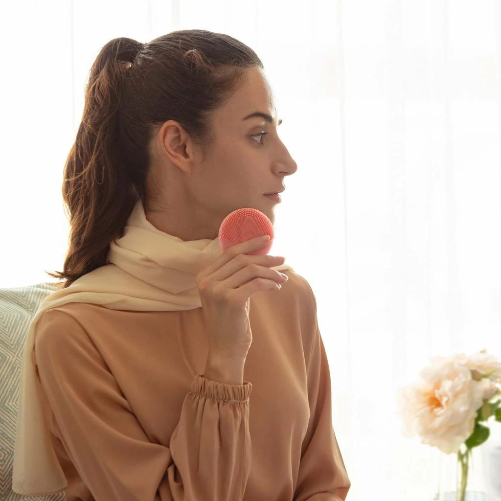 FOREO LUNA 4 GO 2-Zone Facial Cleansing and Firming Device for All Skin Types 商品