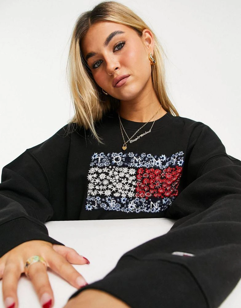 商品Tommy Hilfiger|Tommy Jeans oversized embroidered logo sweatshirt in black,价格¥607,第2张图片详细描述