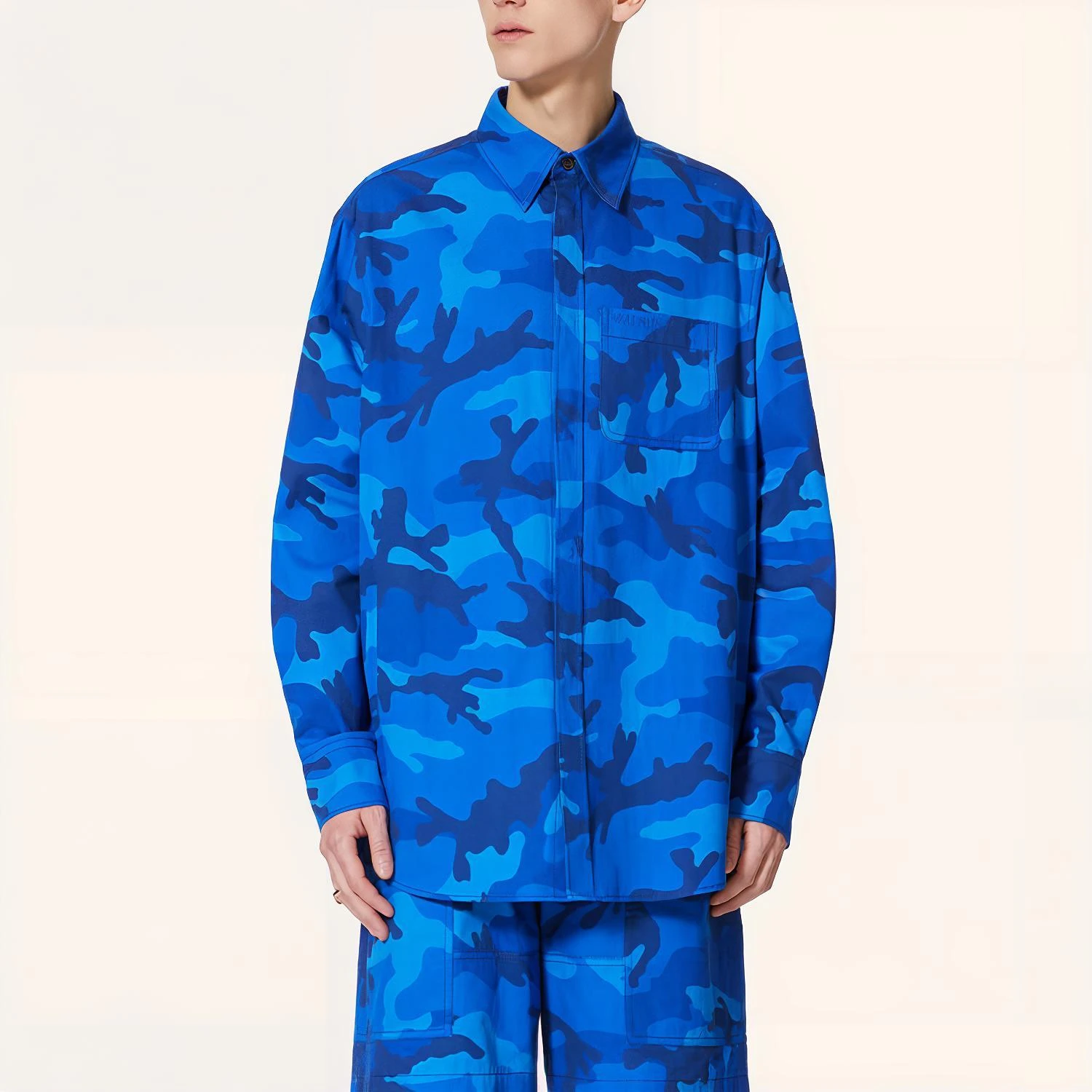 商品[国内直发] Valentino|华伦天奴 FW22 迷彩刺绣Logo棉质宽松衬衫 男款 蓝色,价格¥15890,第4张图片详细描述