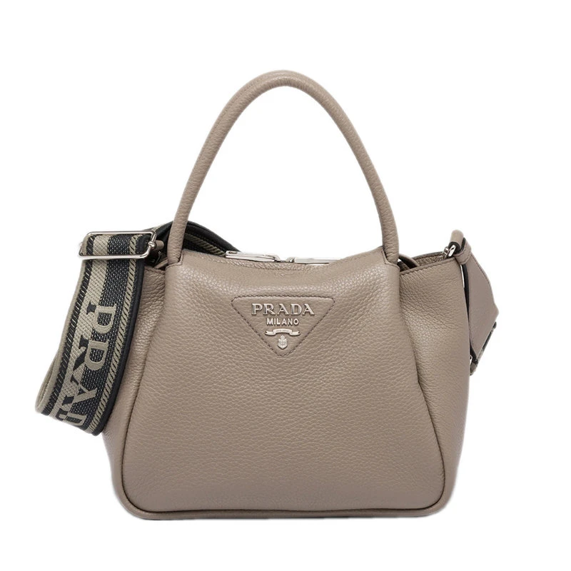 商品Prada|【预售3-7天】PRADA/普拉达 22春夏新款 女士小号黏土灰色皮革饰有三角徽标配织物肩带拉链开合单肩斜跨手提包1BC145_2DKV_F0572_V_3OO,价格¥21374,第1张图片