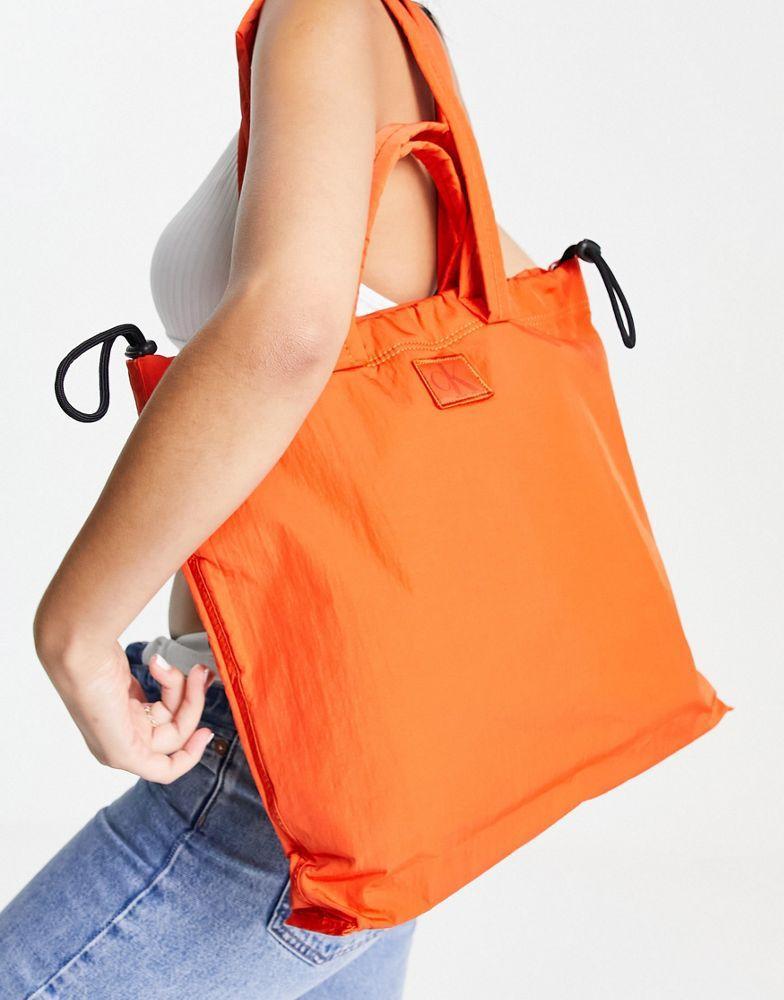 商品Calvin Klein|Calvin Klein Jeans city nylon square tote bag in coral orange,价格¥869,第4张图片详细描述