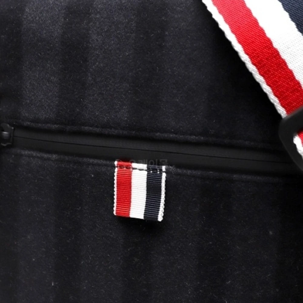 THOM BROWNE 男士黑色双面4杠条纹背带相机包 MAG284A-07553-001 商品