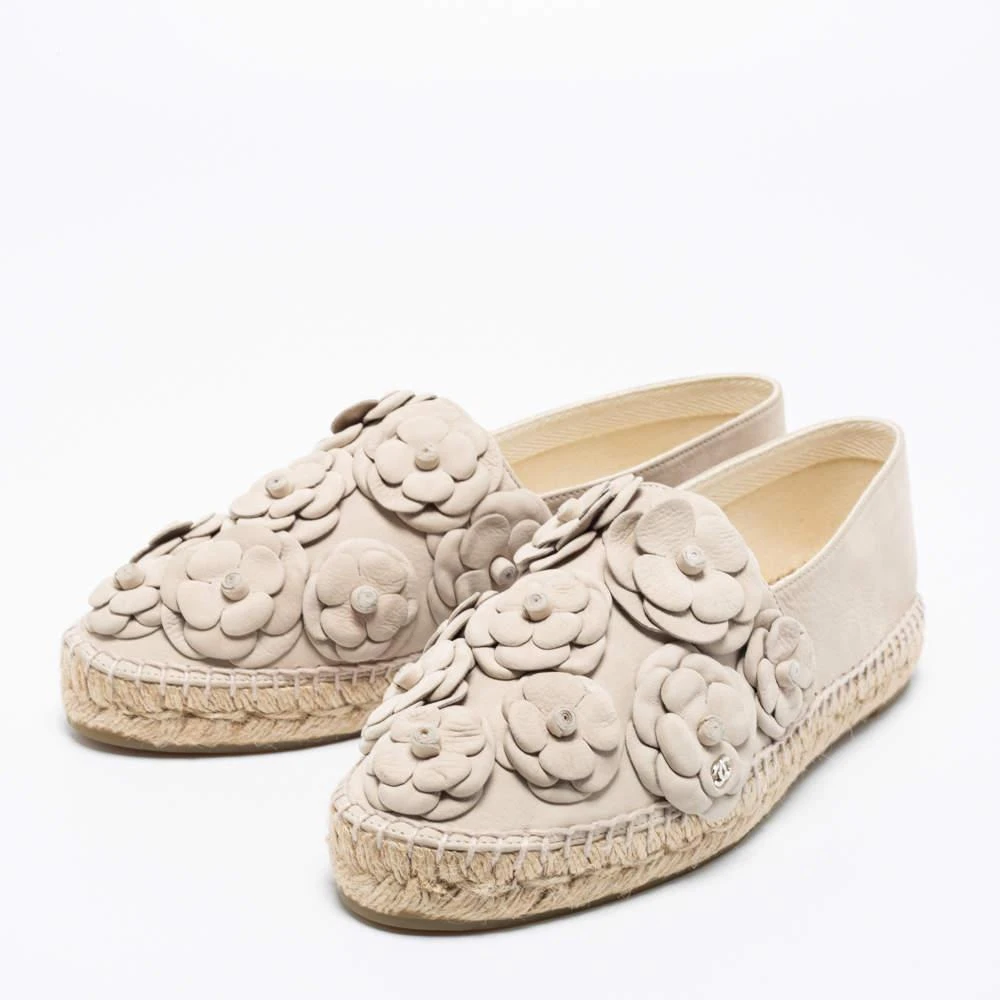 商品Chanel|Chanel Light Grey Nubuck Leather Camellia Flower Espadrille Flats Size 41,价格¥5390,第2张图片详细描述