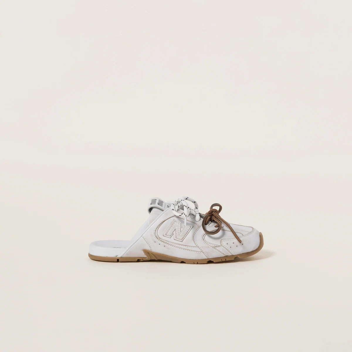 商品Miu Miu|【预售】 缪缪 24秋冬 女士 休闲运动鞋 Mules New Balance X Miu Miu 530 SL 5E333E_3G48_F0009_F_005,价格¥8940,第1张图片