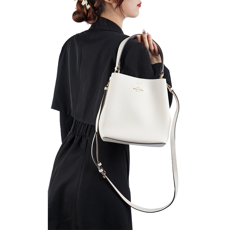 商品[国内直发] Coach|蔻驰 Town 21 金属Logo标志性徽标压印吊饰 抛光鹅卵石纹皮革 水桶包手提单肩斜挎包 小号 女款 白色,价格¥3312,第5张图片详细描述