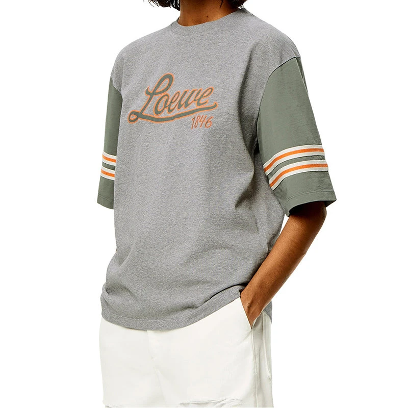 商品Loewe|【预售3-7天】LOEWE/罗意威 22年秋冬新款 女士灰色饰有军绿色袖口印花LOGO圆领T恤S359Y22X16-1812,价格¥4267,第5张图片详细描述