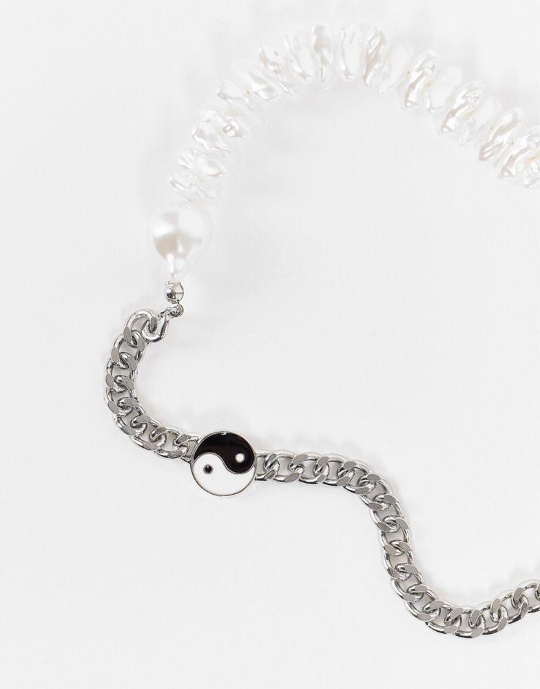 商品Reclaimed Vintage|Reclaimed Vintage inspired unisex necklace with pearl chippings and yin yang charm in silver,价格¥72,第4张图片详细描述