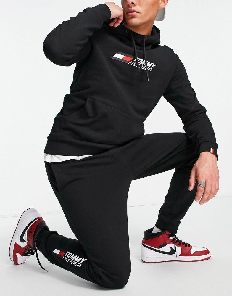 商品Tommy Hilfiger|Tommy Hilfiger Performance essentials logo cuffed joggers in black,价格¥596,第3张图片详细描述