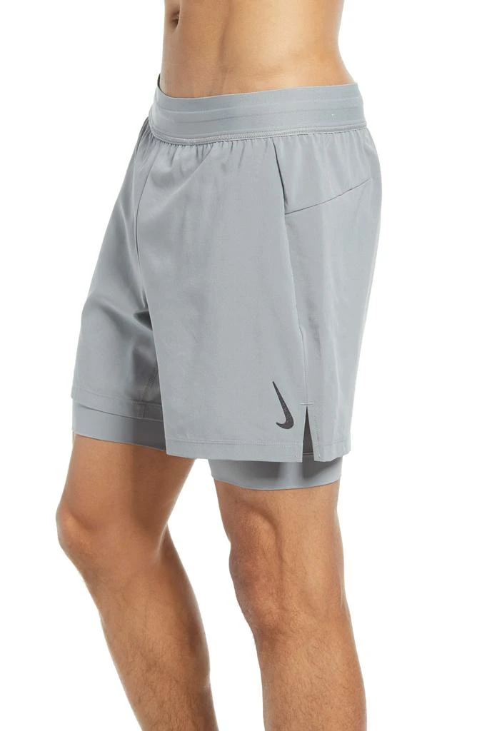 商品NIKE|Dry-FIT 2-in-1 Pocket Yoga Shorts,价格¥368,第3张图片详细描述