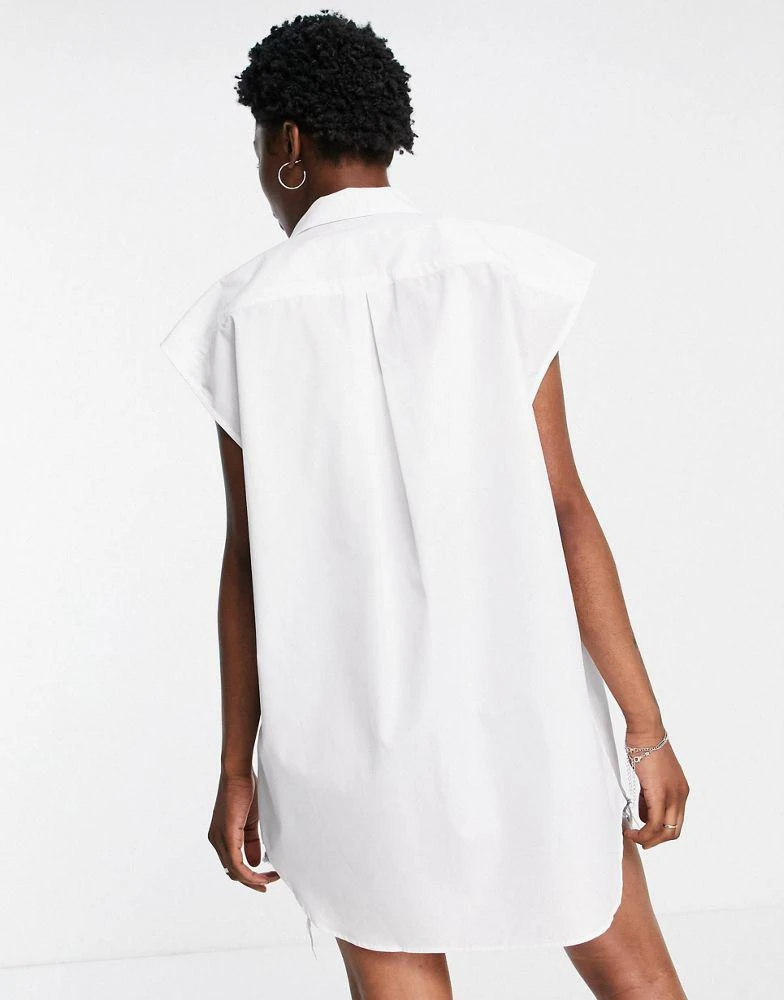 商品Lacoste|Lacoste oversize sleeveless logo shirt in white,价格¥852,第2张图片详细描述