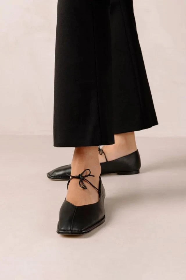 商品ALOHAS|ALOHAS Sway Leather Ballet Flat,价格¥1343,第4张图片详细描述