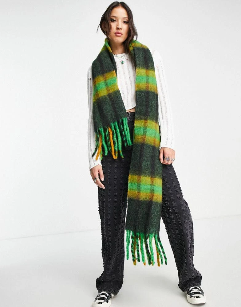 商品ASOS|ASOS DESIGN fluffy wool mix tassel scarf in mustard & green check,价格¥217,第3张图片详细描述