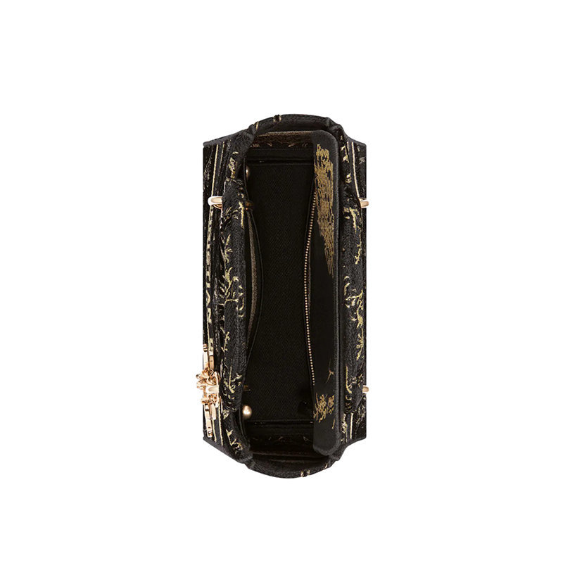 商品Dior|【预售3-7天】迪奥 23新款 LADY D-LITE系列 女士中号黑色帆布配天鹅绒金色金属丝线刺绣淡金色字母吊饰拆卸宽肩带手提斜挎包M0565ORDZ_M911,价格¥34981,第7张图片详细描述