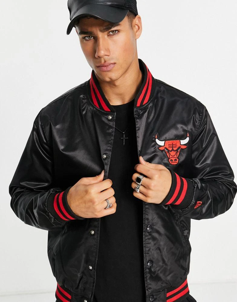 商品New Era|New Era NBA Chicago Bulls satin bomber jacket in black,价格¥975,第4张图片详细描述