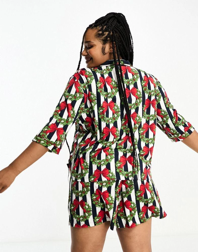 商品Chelsea Peers|Chelsea Peers Plus Christmas wreath short pyjama set in navy stripe,价格¥217,第3张图片详细描述