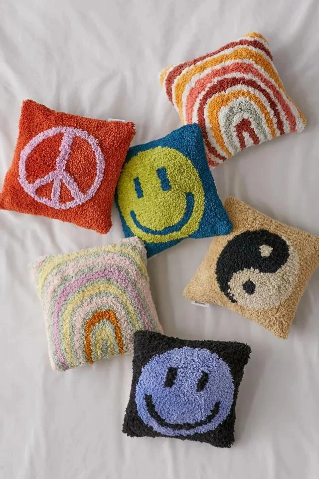 商品Urban Outfitters|Yin Yang Tufted Mini Throw Pillow,价格¥60,第4张图片详细描述