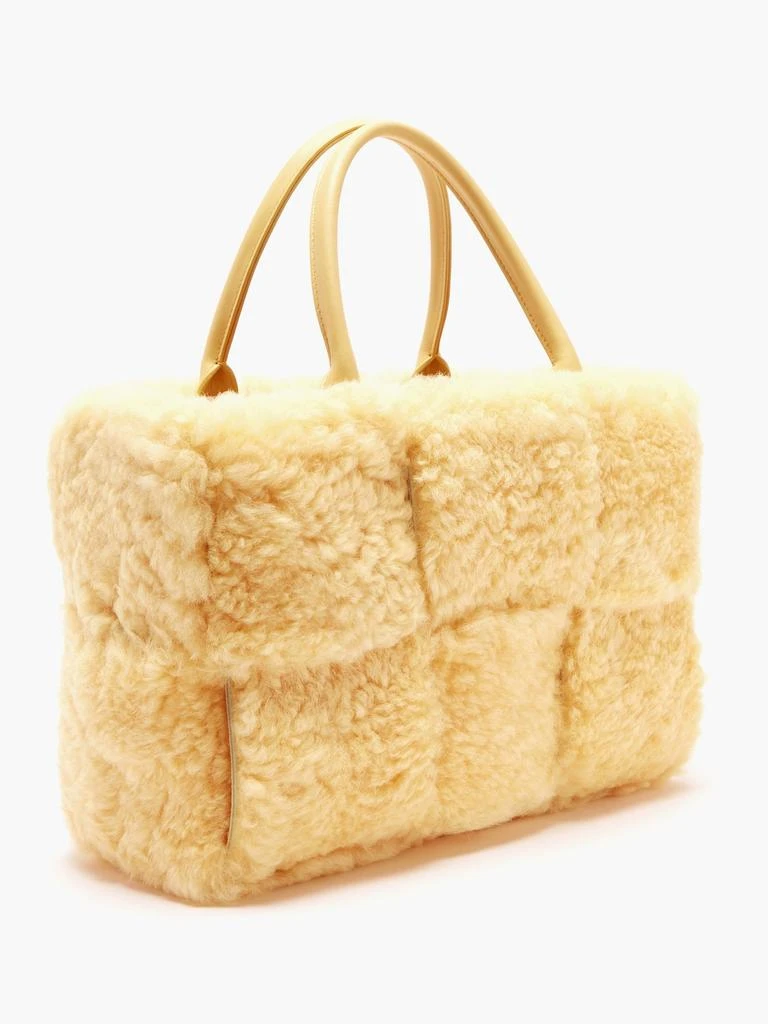 商品Bottega Veneta|The Arco small leather and shearling tote bag,价格¥30469,第4张图片详细描述