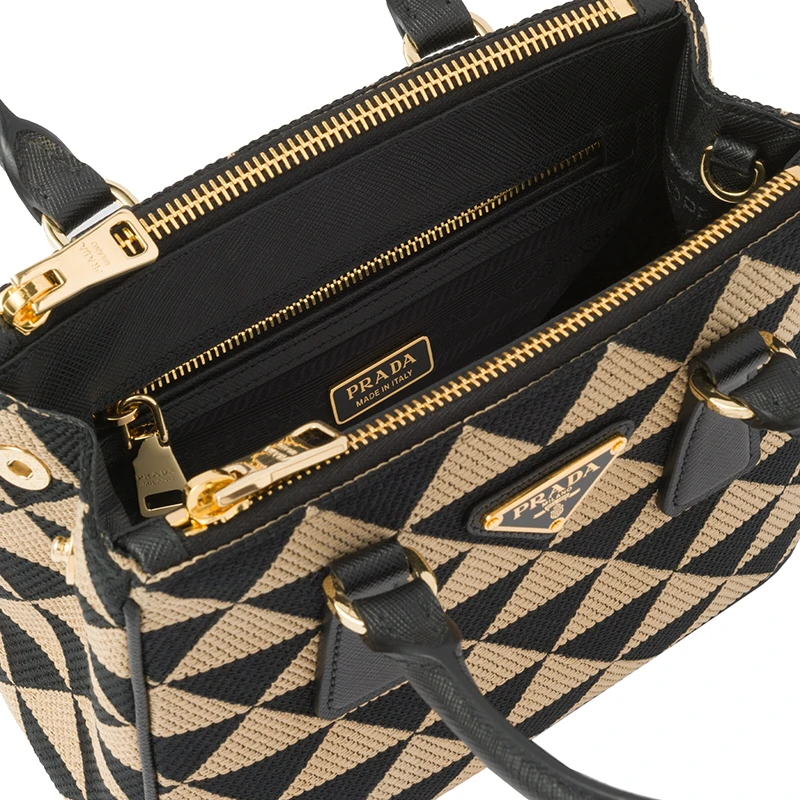 PRADA/普拉达 22新款 Galleria系列 女士黑色/米色拼色刺绣面料配皮手柄拆卸钥匙圈拉链开合金色徽标单肩手提斜挎包1BA906_2FKL_F0Y30_V_XOM 商品