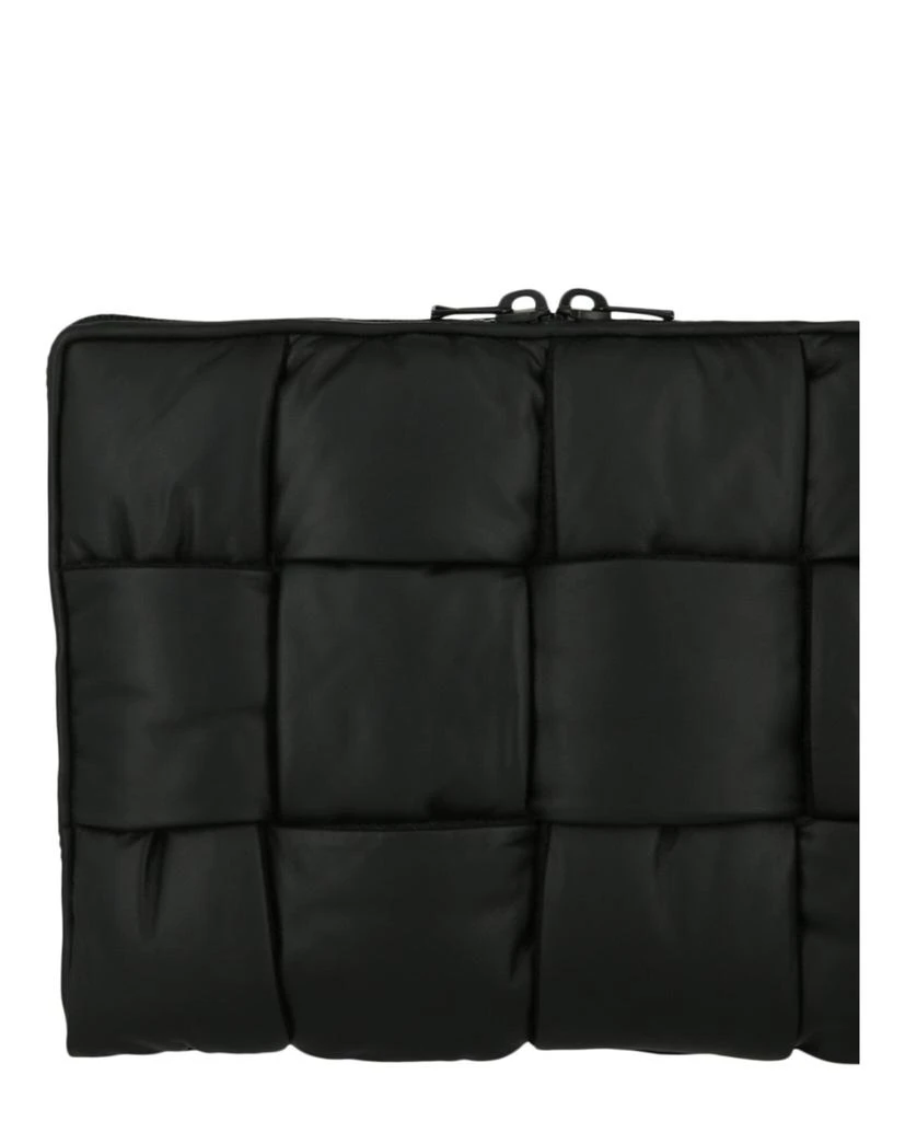 商品Bottega Veneta|Maxi Intrecciato Puffer Laptop Pouch,价格¥2132,第3张图片详细描述