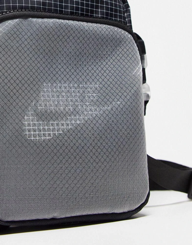 商品NIKE|Nike Heritage 2.0 cross body bag in black/grey,价格¥215,第3张图片详细描述