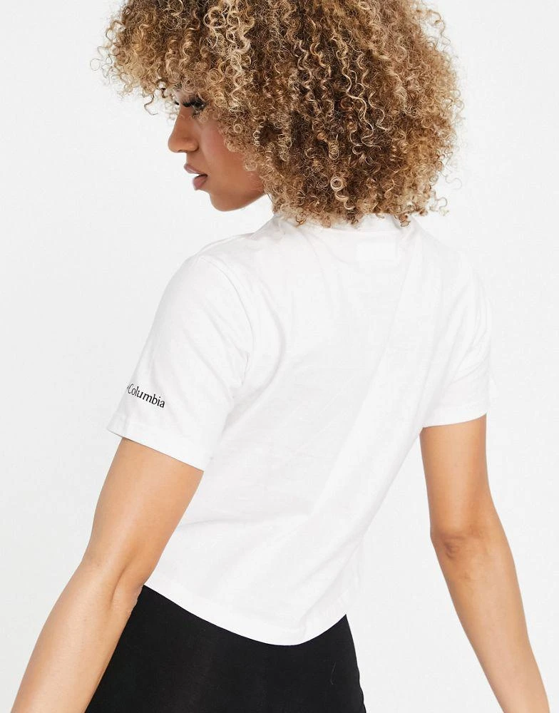 商品Columbia|Columbia CSC Basic Logo cropped t-shirt in white Exclusive at ASOS,价格¥128,第2张图片详细描述