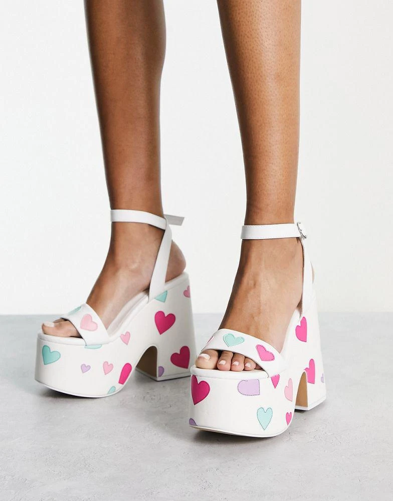 商品Daisy Street|Daisy Street platform heeled sandals in white with heart print,价格¥171,第3张图片详细描述
