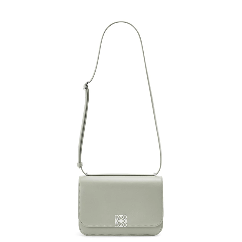 LOEWE/罗意威 22春夏新款Goya系列 女士灰白色丝绸牛皮革银扣徽标翻盖开合单肩斜跨包A896N09X01-1760 商品