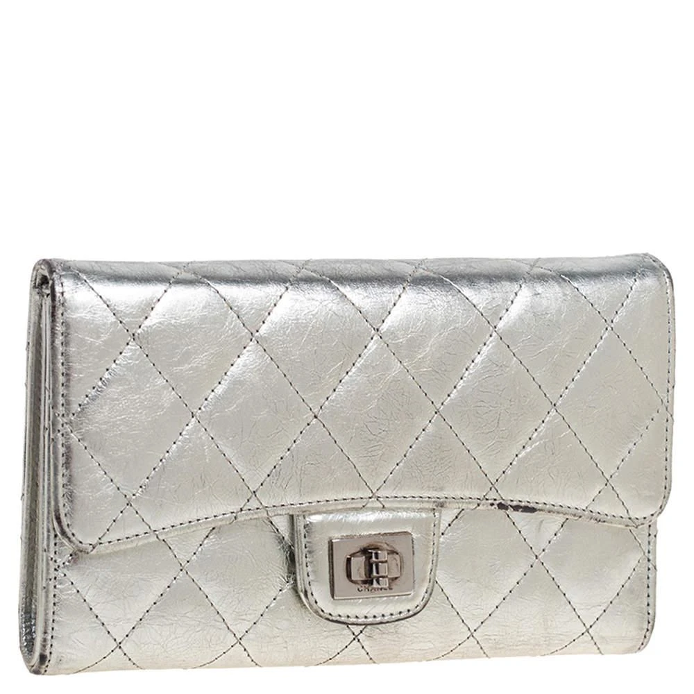 商品[二手商品] Chanel|Chanel Silver Quilted Laminated Leather Reissue Trifold Wallet,价格¥3994,第4张图片详细描述