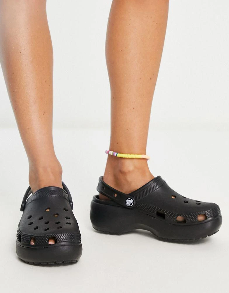 商品Crocs|Crocs classic platform clogs in black,价格¥458,第2张图片详细描述
