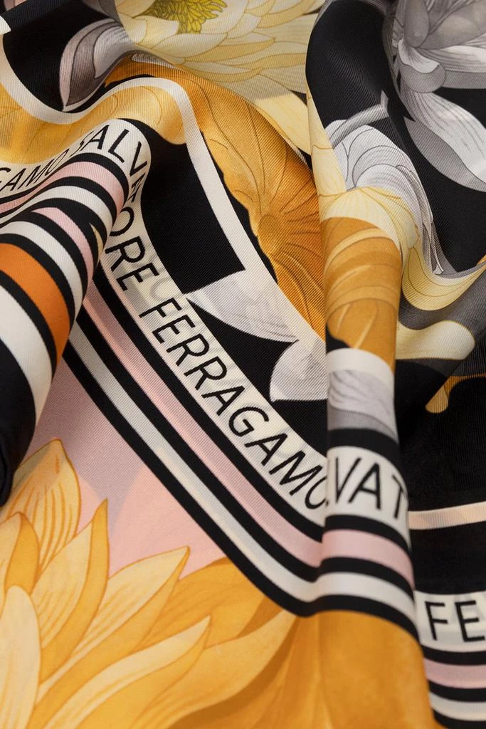 商品Salvatore Ferragamo|Salvatore Ferragamo Floral Printed Scarf,价格¥1723,第2张图片详细描述