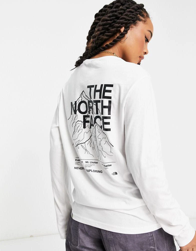商品The North Face|The North Face Mountain Outline boyfriend fit long sleeve t-shirt in white Exclusive at ASOS,价格¥385,第1张图片