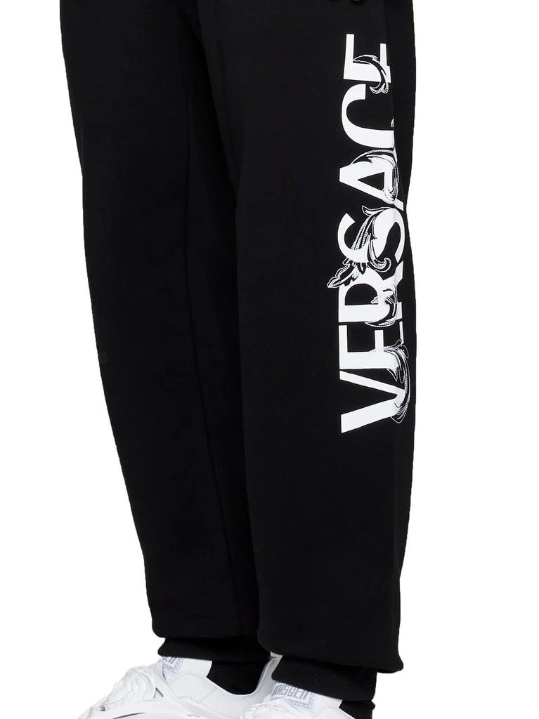 商品Versace|Versace Logo Printed Tapered Track Trousers,价格¥2453,第5张图片详细描述