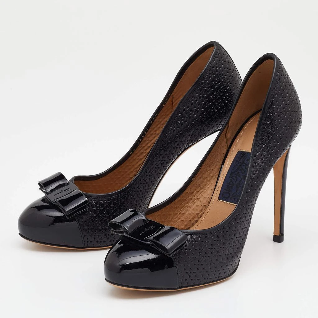 商品[二手商品] Salvatore Ferragamo|Salvatore Ferragamo Black Laser Cut Leather Vara Lace Bow Pumps Size 39,价格¥2746,第2张图片详细描述