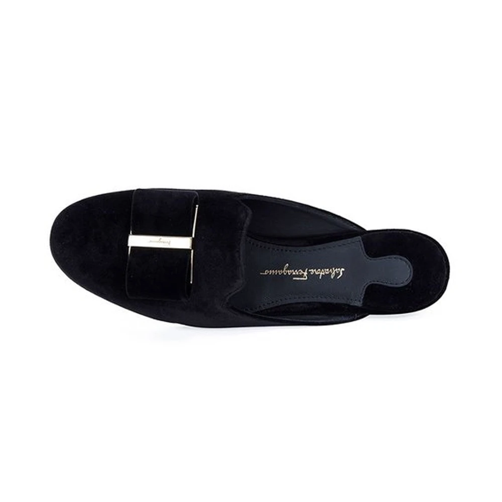 SALVATORE FERRAGAMO 女士黑色天鹅绒饰有金色五金蝴蝶结圆头穆勒鞋 0684539 商品